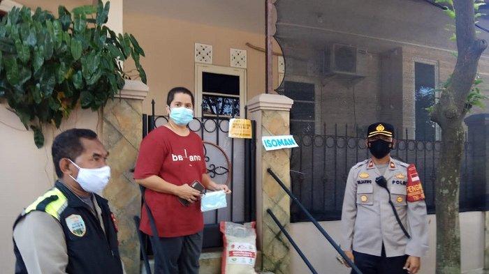 Petugas Polsek Pamulang melakukan monitoring mengunjungi warga yang menjalani isolasi mandiri karena Covid-19 di Kompleks Bukit Cirendeu, RT 001 dan RT 003, di RW 08, Pondok Cabe ilir, Pamulang, Tangerang Selatan, Senin (12/7/2021).