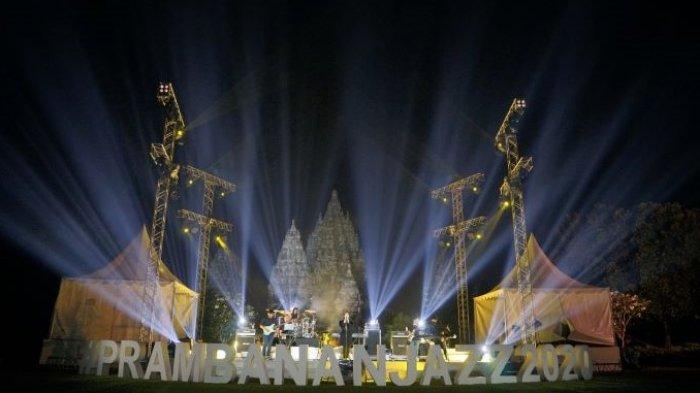 Isyana Sarasvati ketika bernyanyi di Prambanan Jazz Virtual Festival 2020 di Candi Prambanan, Sleman, Yogyakarta, Sabtu (31/10/2020) malam. Prambanan Jazz Virtual Festival 2020 menjadi perhelatan live streaming yang disiarkan langsung dari venue dengan durasi terpanjang di Indonesia saat disiarkan dari pukul 16.00 sampai 22.00 WIB.