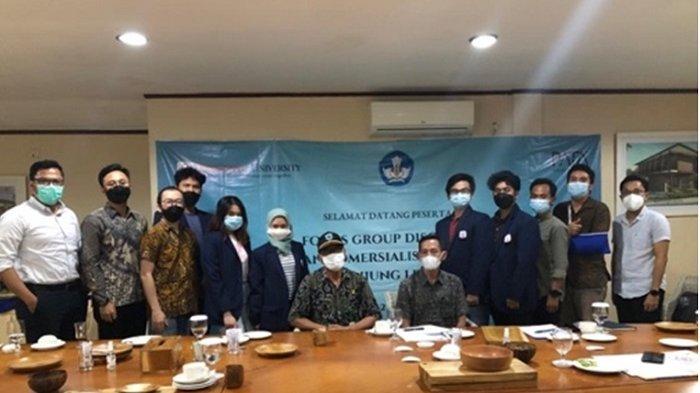 Dosen dan Mahasiswa President University beserta Kepala DesaTanjung Jaya sebagai Kepala Kampung Cikadu.