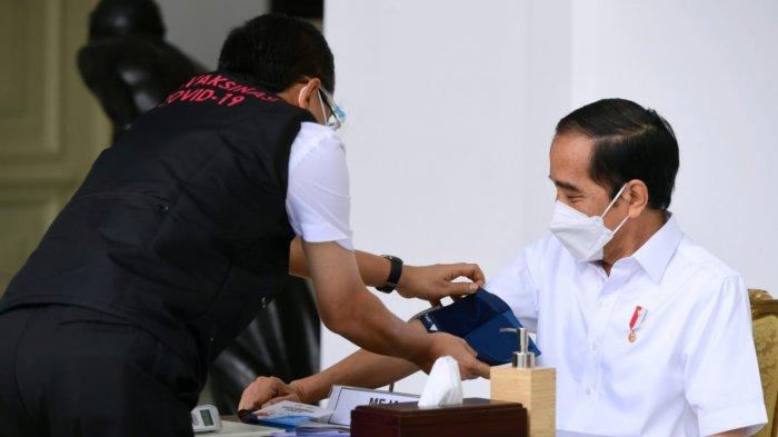 Petugas memeriksa tekanan darah Presiden Joko Widodo sebelum vaksinasi massal secara gratis di Indonesia, Rabu (13/1/2021), di Istana Merdeka, Jakarta.