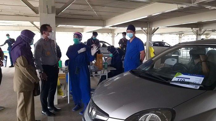 Juru Bicara Satuan Tugas (Satgas) Covid-19 Kota Depok Dadang Wihana dan Kepala Dinas Kesehatan Kota Depok dr Novarita mengecek proses vaksinasi Covid-19 drive thru di RSUI Depok, Kampus UI Depok, Jawa Barat, Senin (22/3/2021).