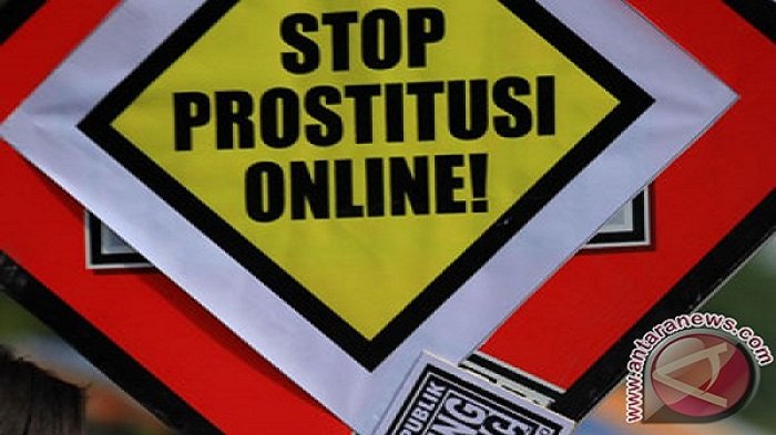 Poster Kampanye Stop Prostitusi Online (ANTARA FOTO/Maulana Surya)