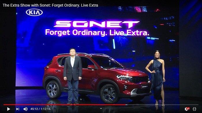 Tangkapan layar - Presiden Direktur PT Kreta Indo Artha (KIA) Andrew Nasuri dan Brand Ambassador KIA Sonet Indonesia Maria Rahajeng foto bersama unit KIA Sonet dalam video peluncuran KIA Sonet yang disiarkan di akun Youtube KIA Indonesia, Rabu (11/11/2020).