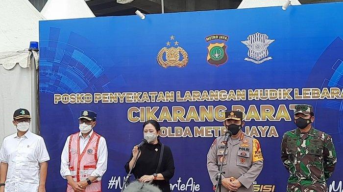 Ketua Dewan Perwakilan Rakyat (DPR) RI Puan Maharani, bersama Kapolri Jenderal Listyo Sigit Prabowo, Panglima TNI Marsekal Hadi Tjahjanto, Menteri Perhubungan Budi Karya Sumadi, Menteri Kesehatan Budi Gunadi Sadikin, dan Kepala BNPN Doni Monardo saat konferensi pers di Pos Penyekatan KM 31 Cikarang Barat, Ruas Tol Jakarta Cikampek, Rabu (12/5/2021).