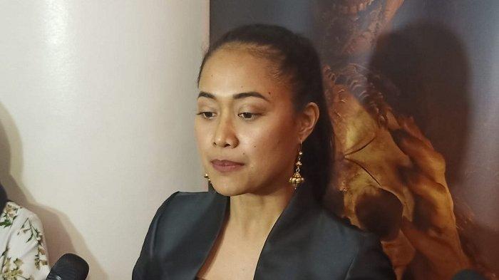 Putri Ayudya berbincang di Bioskop XXI Epicentrum Walk, Kuningan, Jakarta Selatan, Senin (4/11/2019). Di film horor Ratu Ilmu Hitam yang merupakan remake film berjudul sama pada 1980 itu Putri Ayudya memainkan peran utama sebagai Murni. Di film Ratu Ilmu Hitam yang tayang di bioskop pada 1981, Murni dimainkan Suzanna.