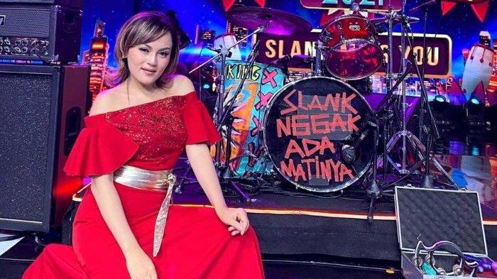 Pedangdut Putri Jamila mulai aktif bernyanyi sejak duduk di bangku SMP ketika Mulan Jameela masih bergabung dengan Duo Ratu.