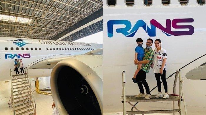 Raffi Ahmad dan Nagita Slavina berfoto di depan logo RANS yang terpampang di pesawat terbaru Garuda Indonesia.