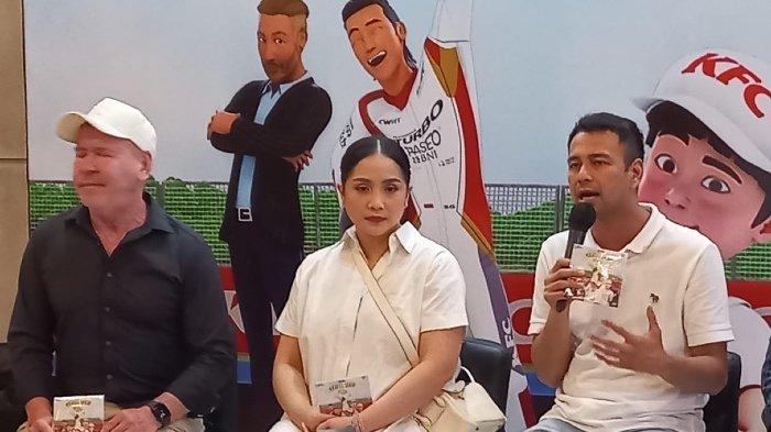 Raffi Ahmad dan Nagita Slavina ditemani CEO JSMI Steve Lillywhite (kiri) berbincang disela peluncuran DVD Cerita Seru Si Aa di KFC Indonesia, Jalan Kemang Timur, Jakarta Selatan, Jumat (26/8/2022).