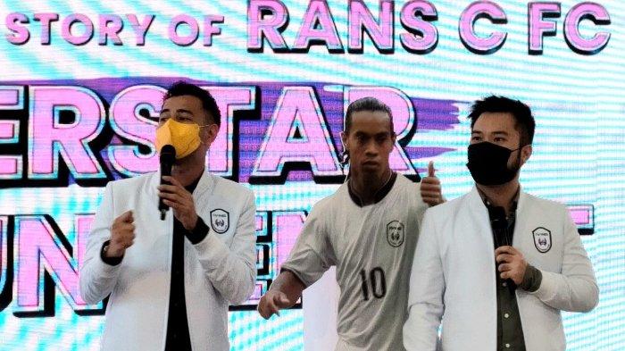 Raffi Ahmad dan Rudy Salim mengumumkan akan membawa legenda pesepakbola dunia asal Brasil Ronaldinho ke Indonesia di acara The Extra Ordinary Story Of RANS FC: Superstar Annouchment yang digelar daring, Selasa (29/3/2022).