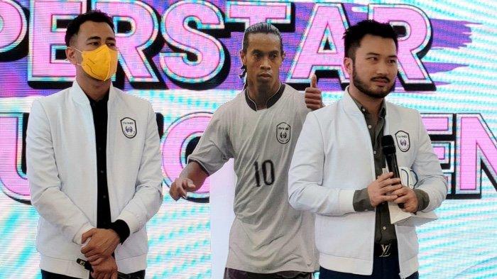 Raffi Ahmad dan Rudy Salim mengumumkan akan membawa legenda pesepakbola dunia asal Brasil Ronaldinho ke Indonesia di acara The Extra Ordinary Story Of RANS FC: Superstar Annouchment yang digelar daring, Selasa (29/3/2022).