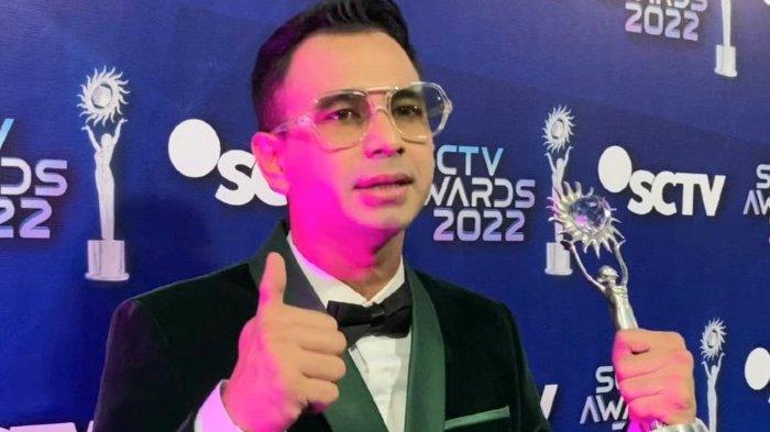 Presenter Raffi Ahmad setelah mendapatkan penghargaan Presenter Paling Ngetop di SCTV Awards 2022 di Studio Emtek, Jalan Daan Mogot, Kebon Jeruk, Jakarta Barat, Senin (14/11/2022) malam.