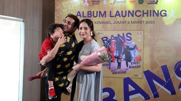Raffi Ahmad dan Nagita Slavina bersama Rafathar Malik Ahmad disela peluncuran album RANS di KFC Kemang, Jakarta Selatan, Jumat (6/3/2020).