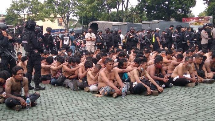 Polda Jawa Barat mengamankan ratusan anggota Organisiasi Masyarakat (Ormas) Gerakan Masyarakat Bawah Indonesia (GMBI) yang merusuh saat melakukan aksi unjuk rasa di depan Mapolda Jabar, Kamis (27/1/2022).