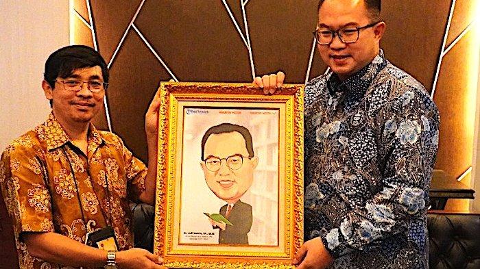 Rektor IPB Prof Dr Arif Satria bersama dengan Pimpinan Redaksi Warta Kota, Domu D Ambarita