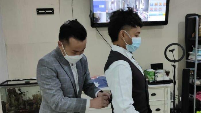 Reza Arap Oktovian saat mengepas baju pengantin bersama perancang Stephen Putra Wongso. Reza Arap Oktovian dan Wendy Walters menggelar pesta pernikahan di Bali, Minggu (21/2/2021). Reza Arap Oktovian dikenal sebagai personel Weird Genius.