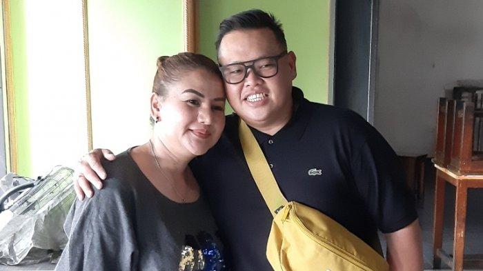 Reza Bukan ditemani Serevina Silaen, istrinya, di Mampang Prapatan, Jakarta Selatan, Selasa (29/9/2020).