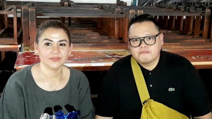 Reza Bukan di kawasan Mampang Prapatan, Jakarta Selatan, Selasa (29/9/2020). Saat itu Reza Bukan datang bersama Serevina Silaen, istri yang juga manajernya.