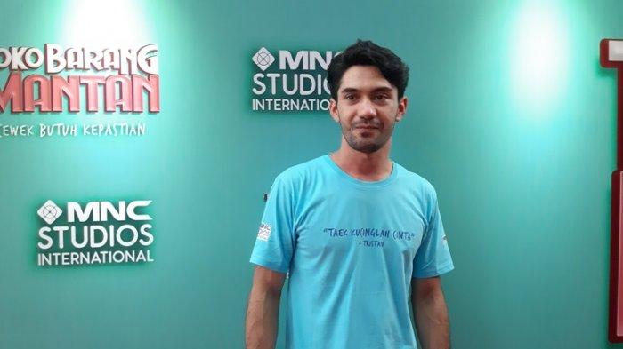 Reza Rahadian disela jumpa pers film Toko Barang Mantan di Bioskop XXI Epicentrum Walk, Kuningan, Jakarta Selatan, Selasa (11/2/2020). Ia memainkan peran Tristan, pria gondrong dan emosional, di film garapan MNC Pictures itu.