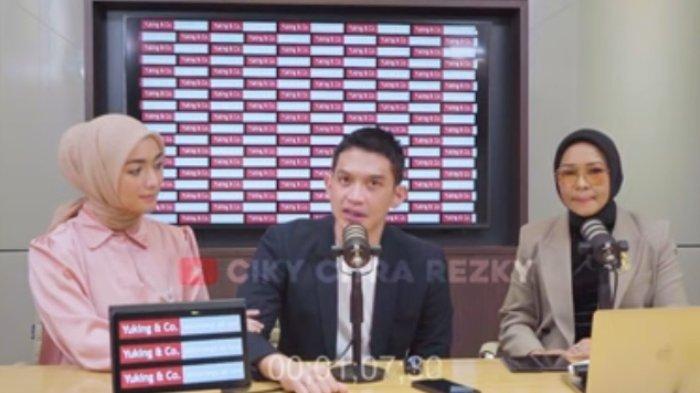 Pemain sinetron Rezky Aditya ditemani Citra Kirana, istrinya, saat bicara melalui kanal YouTube-nya, Jumat (27/5/2022). Rezky Aditya siap bertanggung-jawab setelah pengadilan menetapkan anak Wenny Ariani sebagai darah dagingnya. Putusan Pengadilan Tinggi Banten menyatakan, Rezky Aditya adalah ayah biologis anak Wenny Ariani. Rezky Aditya juga siap menjalani tes DNA sesuai permintaan pengadilan dan Wenny Ariani.