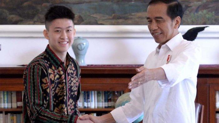 Presiden Joko Widodo salami rapper asal Indonesia Brian Imanuel Soewarno, atau lebih dikenal dengan nama Rich Brian yang berkarier dan menorehkan prestasi di industri musik Amerika Serikat.