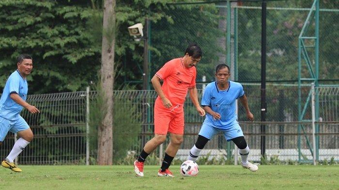 Ricky Yacobi (jersey oranye) meninggal dunia disela bermain sepakbola di Senayan, Jakarta Pusat, Sabtu (21/11/2020) pagi. Foto diatas diambil beberapa saat sebelum Ricky Yacobi mencetak gol dan diduga mengalami serangan jantung.