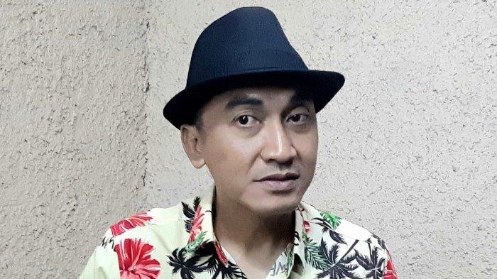 Presenter Rico Ceper di kawasan Mampang Prapatan, Jakarta Selatan, Selasa (15/11/2022). Rico Ceper beberapa kali kunjungi Qatar sebelum Piala Dunia 2022 digelar Minggu (20/11/2022). Ia menyebut biaya hidup di Qatar lebih mahal dari Eropa.