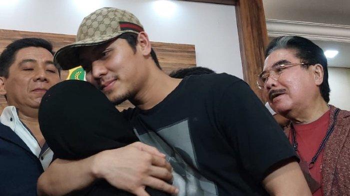 Pemain sinetron Rizky Billar memeluk pedangdut Lesti Kejora, istrinya, sekaligus minta maaf telah melakukan tindak kekerasan dalam rumah-tangga (KDRT) di Polres Metro Jakarta Selatan, Selasa (18/10/2022) malam.
