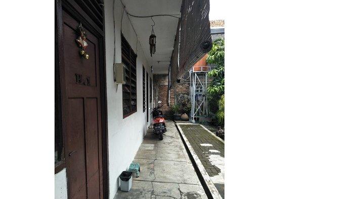 Rumah dua lantai dijual di jalan Anggrek Rosliana IV, Rt. 007/05 No. H51, Jakarta Barat. Rumah ini memiliki luas tanah 208 meter persegi dan luas bangunan 200 meter persegi dengan tujuh kamar tidur dan dua kamar mandi.