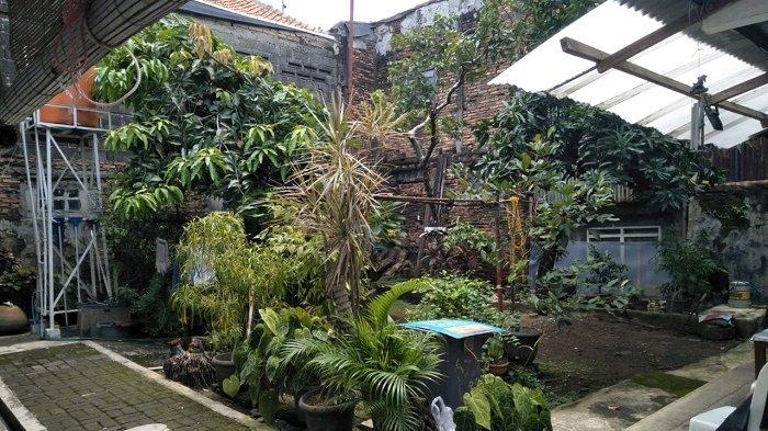 Rumah dua lantai dijual di jalan Anggrek Rosliana IV, Rt. 007/05 No. H51, Jakarta Barat. Rumah ini memiliki luas tanah 208 meter persegi dan luas bangunan 200 meter persegi dengan tujuh kamar tidur dan dua kamar mandi.