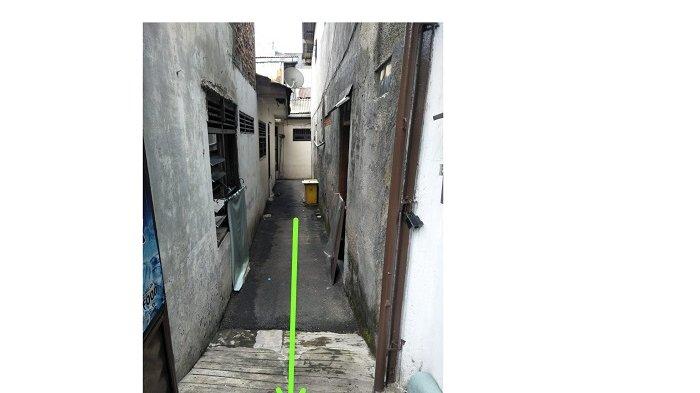 Rumah dua lantai dijual di jalan Anggrek Rosliana IV, Rt. 007/05 No. H51, Jakarta Barat. Rumah ini memiliki luas tanah 208 meter persegi dan luas bangunan 200 meter persegi dengan tujuh kamar tidur dan dua kamar mandi.