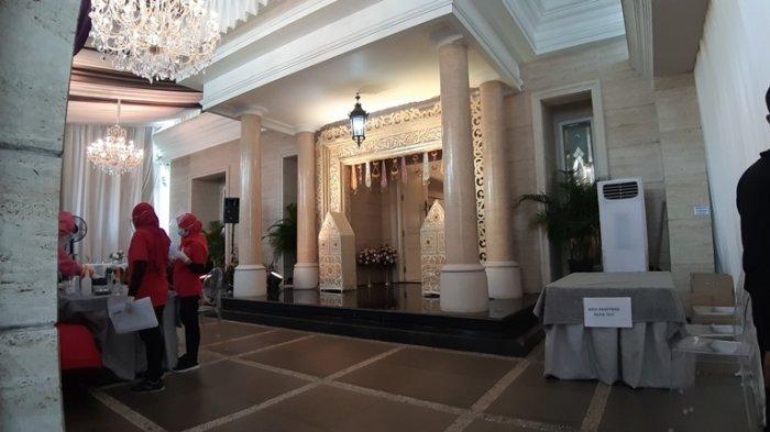 Rumah Nikita Willy yang berada di Perumahan Waringin Permai, Jatiwaringin, Jakarta Timur, Rabu (14/10/2020), mulai disiapkan untuk menggelar pengajian jelang pernikahan. Nikita Willy dan Indra Priawan siap menikah.