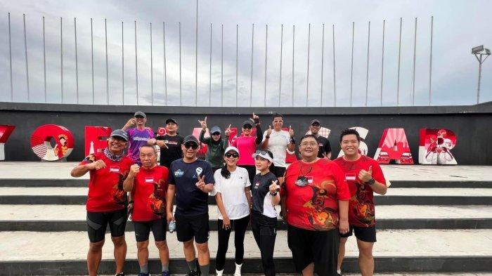 Kegiatan olahraga lari bersama para anggota komunitas Run For Indonesia Makassar.