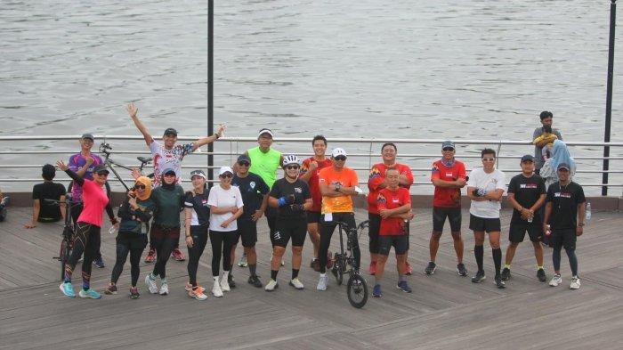 Kegiatan olahraga lari bersama para anggota komunitas Run For Indonesia Makassar.