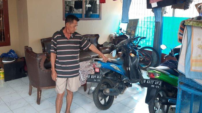 Rusda (63) warga Jalan Haji Taib, Kedaung, Pamulang, Tangsel saat menunjuk lokasi parkir motor miliknya yang dicuri.