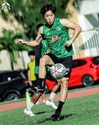 Ryosuke Nagasawa sedang memperlihatkan kehebatannya mengelola si kulit bundar.