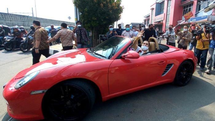 Saipul Jamil meninggalkan Lapas Cipinang, Jakarta Timur, menggunakan mobil porsche merah yang dikemudikan pedangdut Indah Sari, Kamis (2/9/2021). Saipul Jamil dibebaskan setelah 5 tahun menjalani hukuman akibat kasus pencabulan dan suap panitera pengadilan.
