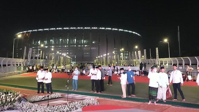 Sekira ratusan jemaah sudah mulai memasuki area Jakarta International Stadium, Kecamatan Tanjung Priok, Jakarta Utara, Minggu (10/7/2022).
Mereka saat ini sedang melaksanakan Ibadah Salat Subuh berjamaah di pelataran Jakarta International Stadium (JIS)