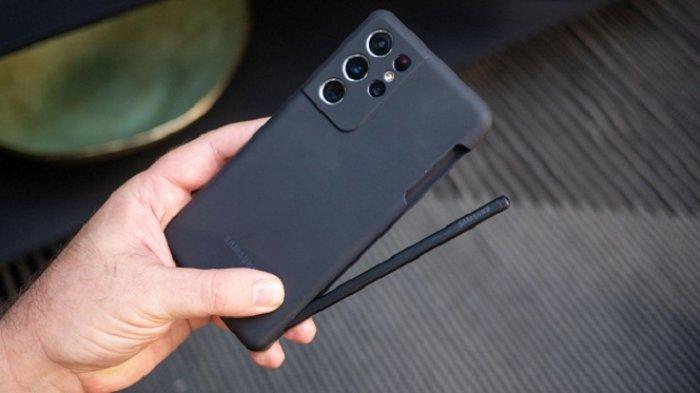Samsung Galaxy S21 Ultra bersama cover dan stylus S Pen