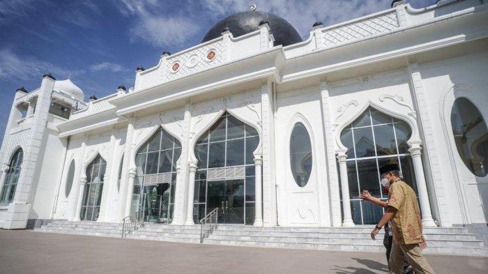 Menteri Pariwisata dan Ekonomi Kreatif (Menparekraf) Republik Indonesia, Sandiaga Salahuddin Uno menyempatkan diri singgah ke Masjid Rahmatullah yang berlokasi di Desa Lampuuk, Meunasah Lambaro, Kecamatan Lhoknga, Kabupaten Aceh Besar, Aceh pada Minggu (2/5/2021).Â