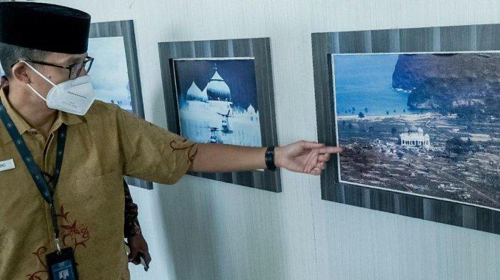 Menteri Pariwisata dan Ekonomi Kreatif (Menparekraf) Republik Indonesia, Sandiaga Salahuddin Uno menyempatkan diri singgah ke Masjid Rahmatullah yang berlokasi di Desa Lampuuk, Meunasah Lambaro, Kecamatan Lhoknga, Kabupaten Aceh Besar, Aceh pada Minggu (2/5/2021).Â