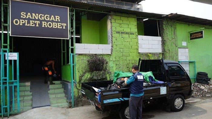Perumda Pembangunan Sarana Jaya memberikan bantuan paket sembako kepada Sanggar Ocehan Plesetan Rombongan Betawi (Oplet Robet) yang terletak di Jl. Asem Nirbaya, Pinang Ranti, Makasar, Jakarta Timur.