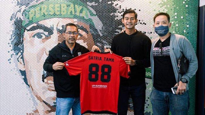 Satria Tama usai menandatangani kontrak berfoto bersama pelatih Persebaya Aji Santoso dan Agennya, Gabriel Budi