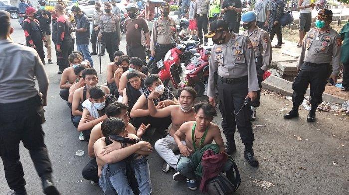 Sejumlah remaja diamankan Polisi usai aksi demo buruh di depan Kantor Pemerintah Kabupaten Karawang membubarkan diri sore tadi. Kamis (7/10).