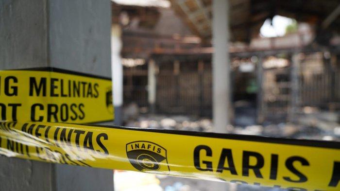Garis polisi dipasang di depan sel C2 Lapas Kelas I Tangerang yang terbakar Rabu (8/9/2021).