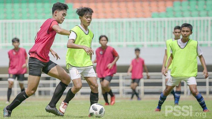 Para pemain muda Indonesia saat menjalani seleksi untuk bisa masuk dalam skuat Garuda Select di Stadion Pakansari, Bogor