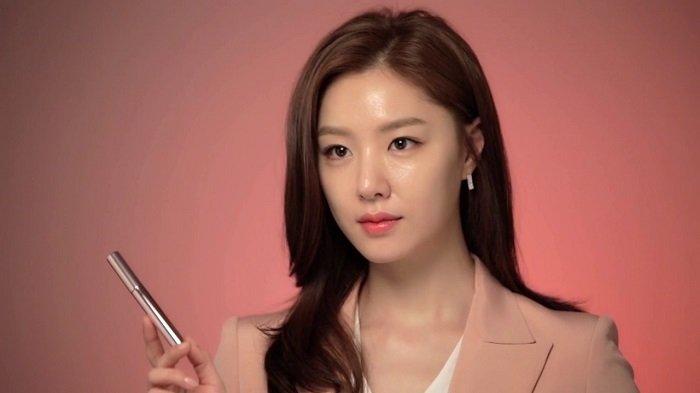 Aktris Korea Seo Ji Hye dikabarkan menjalin cinta dengan Kim Jung Hyun setelah sama-sama membintangi drama Korea Crash Landing on You.
