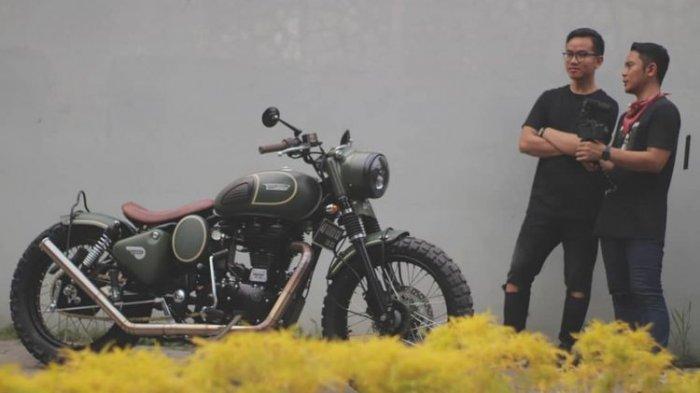 Putra sulung Presiden Joko Widodo, Gibran Rakabuming Raka (kiri) bersama dengan motor custom Royal Enfield miliknya. (Instagram/katrosgarage)