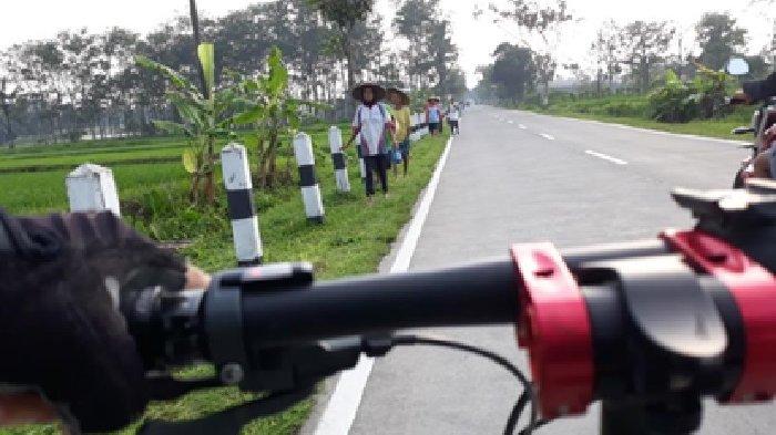 Jalan di pedesaan.