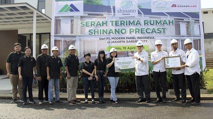 Tampak dalam gambar: Hendy Wijaya Budijanto, General Manager Operational PT Modern Panel Indonesia (keempat kanan) secara simbolis menyerahkan rumah Shinano Precast kepada Feriyawati Surja, Technical Director Urban Development PT Modernland Realty Tbk. (kelima kanan) yang didampingi Helen Hamzah, Director Marketing Urban Development PT Modernland Realty Tbk. (keenam kanan)