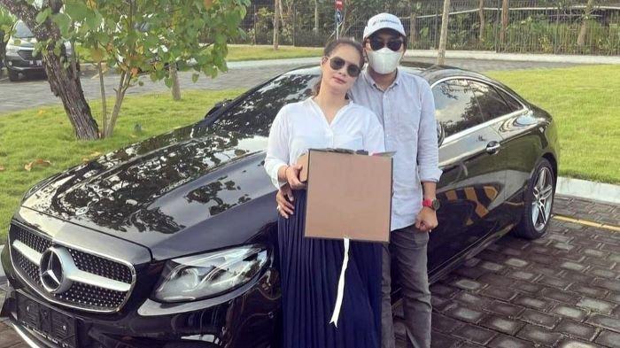 Shyalimar Malik memamerkan mobil Mercedez Benz baru tanpa nomor polisi dan uang Dollar dalam kotak bunga pemberian pacar rahasianya, Minggu (14/2/2021).